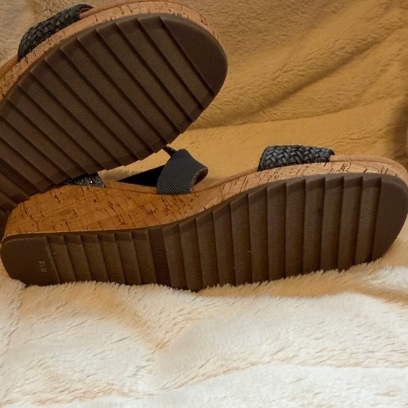 Easy Spirit NWOT Light Blue Crisscross Sandals with Gold - Picture 4 of 12